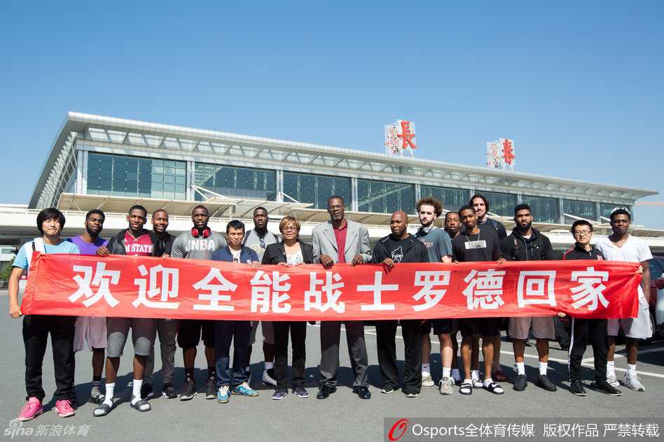 岁月如歌·全能战士归来:罗德格里格尔与长春的十年之约 罗德被层层叠叠的记者和球迷包围在中间,他侧耳倾听提问,周围的闪光灯此起彼伏,而他的眼神中透露出回到第二故乡的安心与平静。