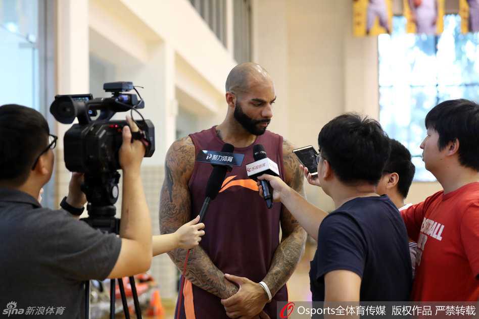 岭南剑客蓄力中:粤媒镜头下的宏远众生素描 布泽尔在训练场边停下脚步,认真回答着记者提问,他的眼神中流露出一种见惯大风大浪的从容,作为曾经的姚明宿敌,此刻他更愿意将自己的经验化作言语,帮助球队前行。