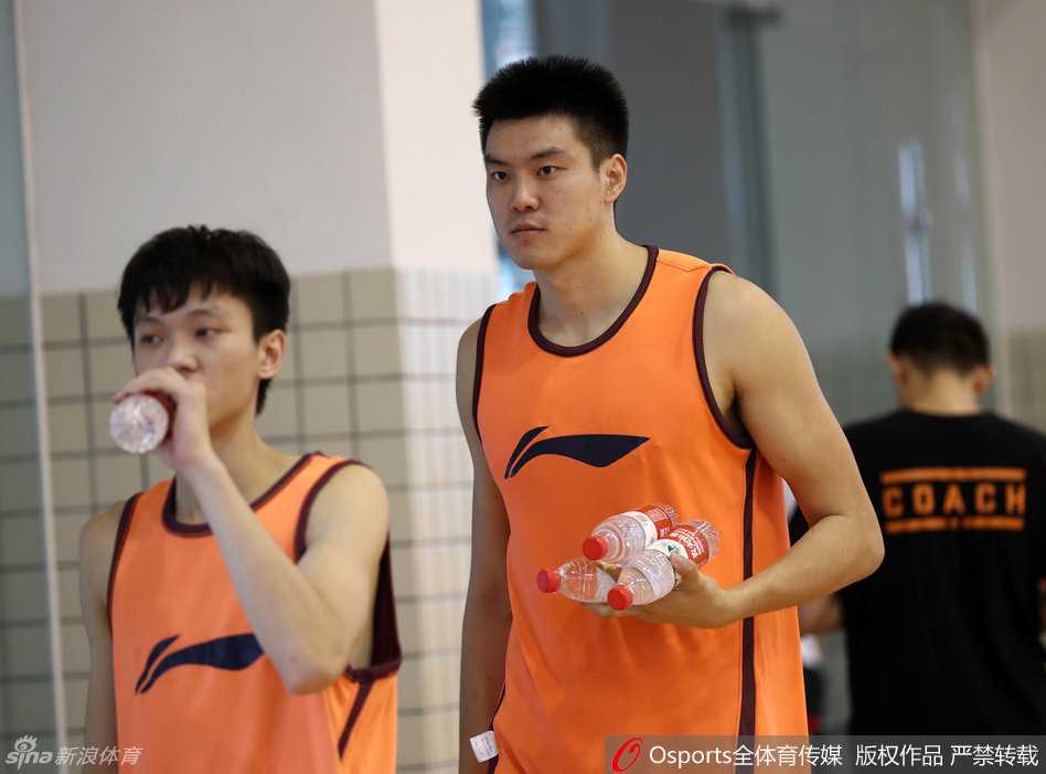 岭南剑客蓄力中:粤媒镜头下的宏远众生素描 队长周鹏正在器械上进行高强度的核心力量训练,肌肉线条紧绷,神情坚毅,他用行动诠释着何谓赛场上的定海神针。