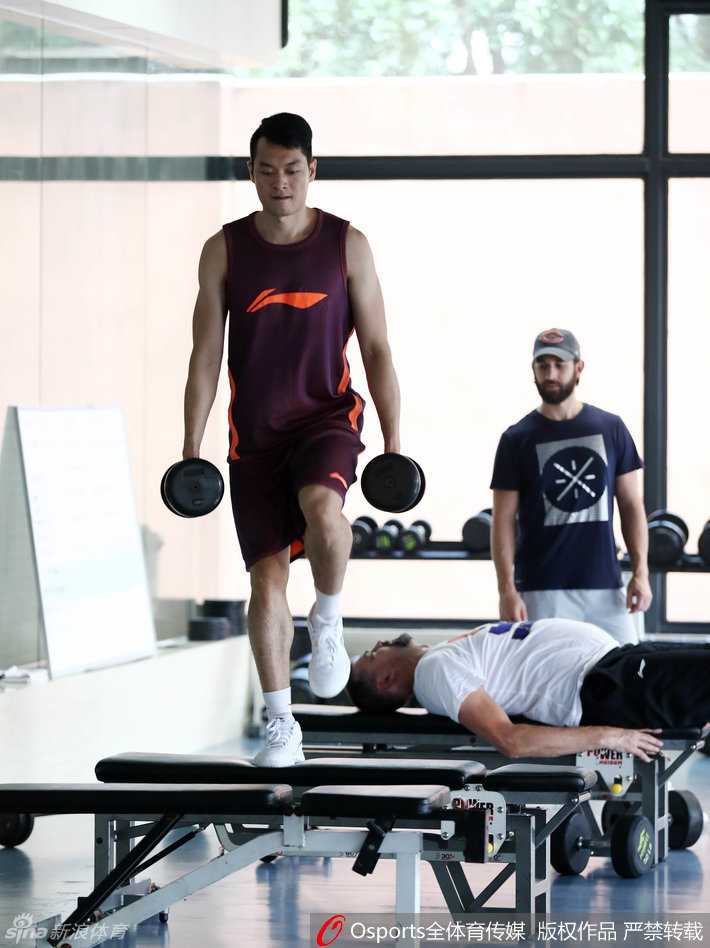 岭南剑客蓄力中:粤媒镜头下的宏远众生素描 久违赛场的老将朱芳雨也出现在了训练馆,他穿着休闲,面带微笑地看着后辈们训练,那种久经沙场的从容与淡然,仿佛在诉说着属于他的传奇篇章。