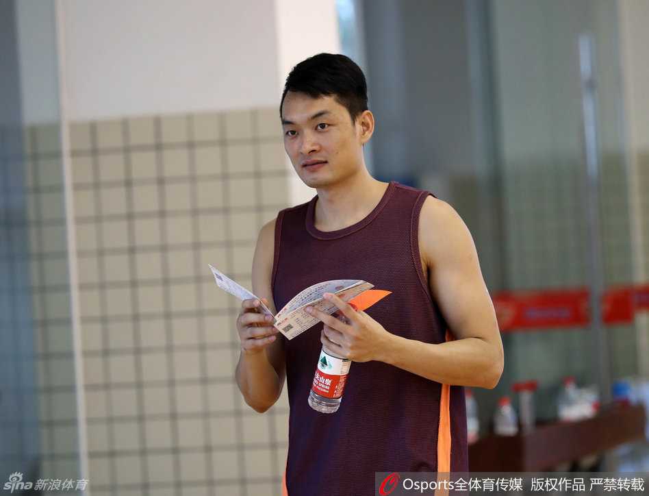 岭南剑客蓄力中:粤媒镜头下的宏远众生素描 训练镜头捕捉到了陈江华的面部特写,汗水浸湿了他的头发,眉宇间锁着浓浓的倦意,这位曾以速度惊艳世界的追风少年,正在与时间及伤病进行着一场无声的拉锯战。