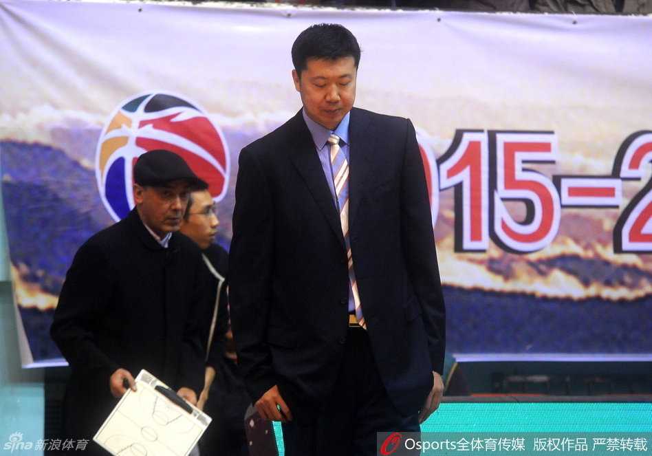 一群身着闪耀金色队服的篮球宝贝在场地中央翩翩起舞，她们笑容灿烂，动作整齐划一，飞扬的发丝和充满动感的舞姿瞬间点燃了全场观众的热情，为紧张激烈的赛场增添了一抹亮色。