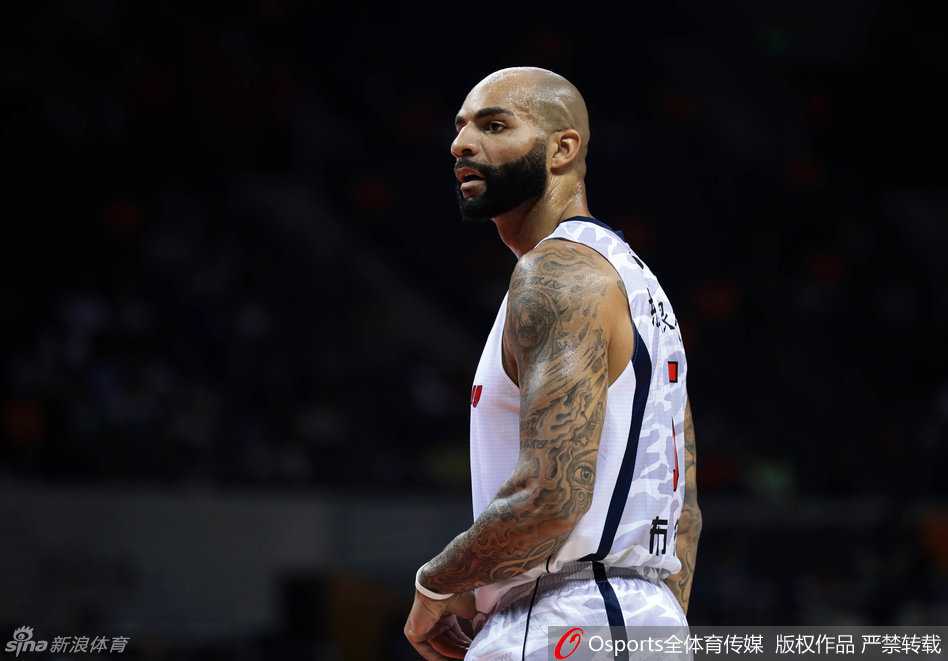 巅峰对决点燃激情赛场 赵睿霸气外露,持球突破时眼神坚定,面对防守悍将毫无惧色,彰显新生代的无限活力。