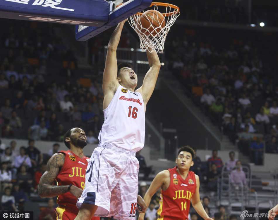 巅峰对决点燃激情赛场 布泽尔与托马斯在禁区展开肌肉碰撞,两人卡位凶悍,眼神坚毅,完美诠释了内线肉搏的激烈程度。