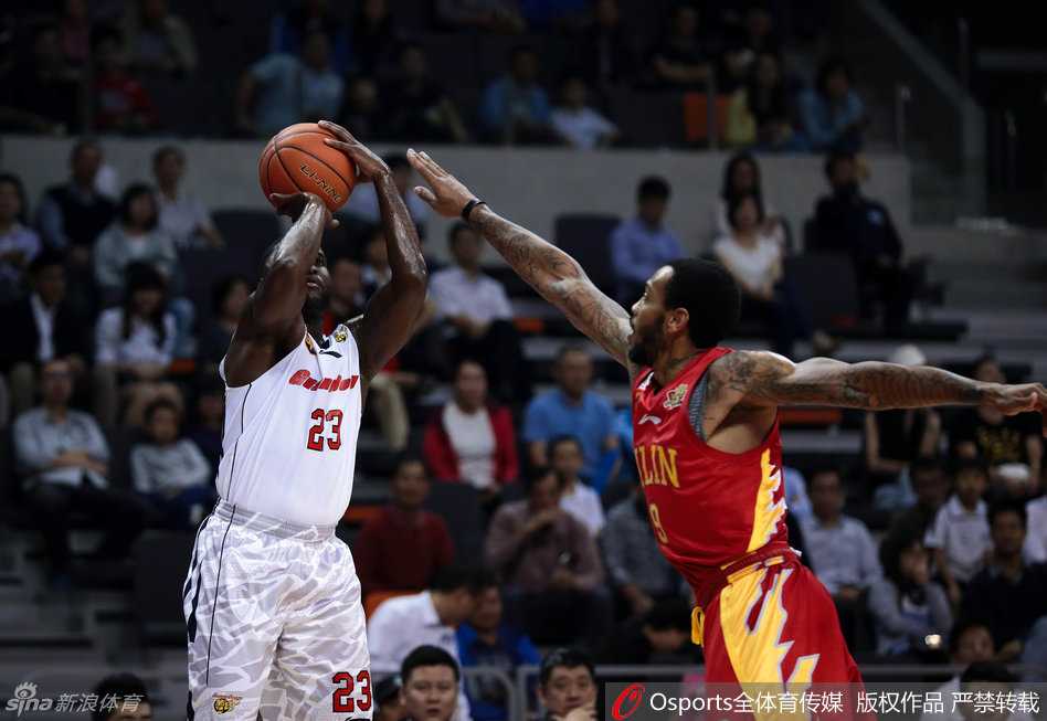 巅峰对决点燃激情赛场 董瀚麟如猛虎下山般跃起,以一记势大力沉的单手劈扣撕裂吉林队防线,引爆全场激情。