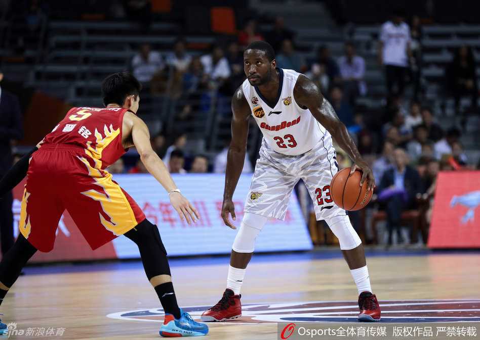 巅峰对决点燃激情赛场 朱芳雨在场边目光深邃,与昔日恩师邓华德隔空相望,眼神中满是敬意与感慨。