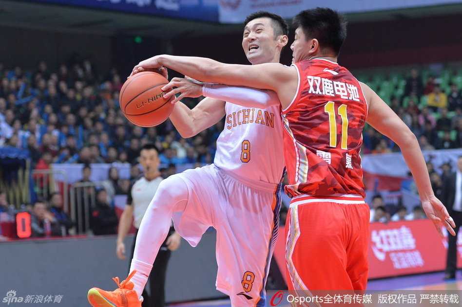 神射手孟达犹如出膛炮弹，接球后果断出手，手起刀落命中三分，他那头醒目的红发在球场上格外耀眼