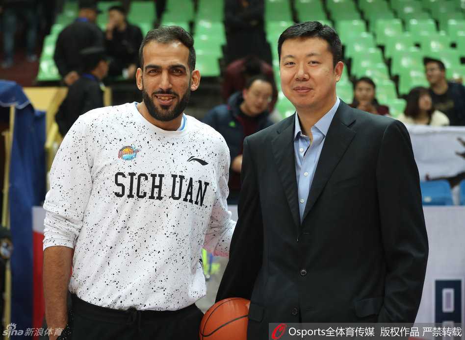 赛后的温情一幕，中国篮球传奇王治郅与伊朗中锋哈达迪热情相拥并合影留念，两位老将在这一刻惺惺相惜，笑容满面