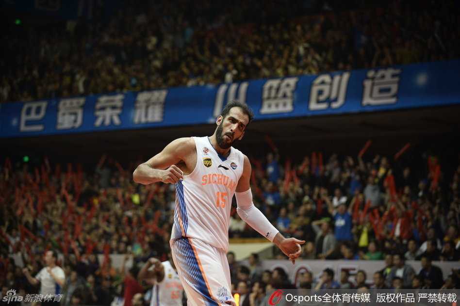 巅峰对决铸就新王:回首四川加冕CBA总冠军的荣耀之路 郭艾伦灵巧突破抛投,面对哈达迪长臂封堵毫无惧色