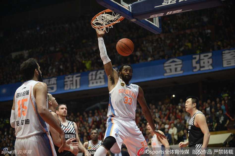 巅峰对决铸就新王:回首四川加冕CBA总冠军的荣耀之路 张春军挂筐暴扣怒吼,宣告国内球员也能在总决赛舞台主宰比赛