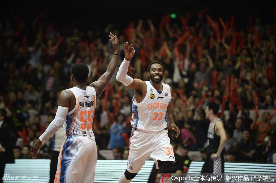 巅峰对决铸就新王:回首四川加冕CBA总冠军的荣耀之路 孟达激情挥臂怒吼,为队友张春军的精彩暴扣喝彩