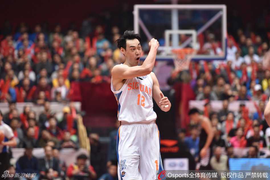 巅峰对决铸就新王:回首四川加冕CBA总冠军的荣耀之路 哈德森拼尽全力试图封盖哈达迪,但无奈身高差距明显