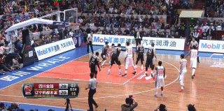 四川队在进攻中展现出流畅的团队配合，球员通过连续的传递和空切跑动，最终由哈达迪在内线接球吸引包夹后，妙传给外线无人防守的队友，后者稳稳命中三分，整个进攻过程赏心悦目。