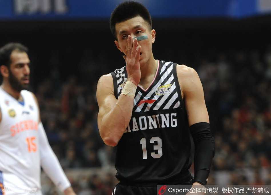 巅峰对决:川军破辽登顶,亚洲第一中锋的荣耀与辽宁众将的悲情 比赛终场哨响的那一刻,哈达迪与邓特蒙用力击掌,哈达迪紧握右拳,脸上洋溢着王者般的霸气,庆祝这场来之不易的客场胜利。