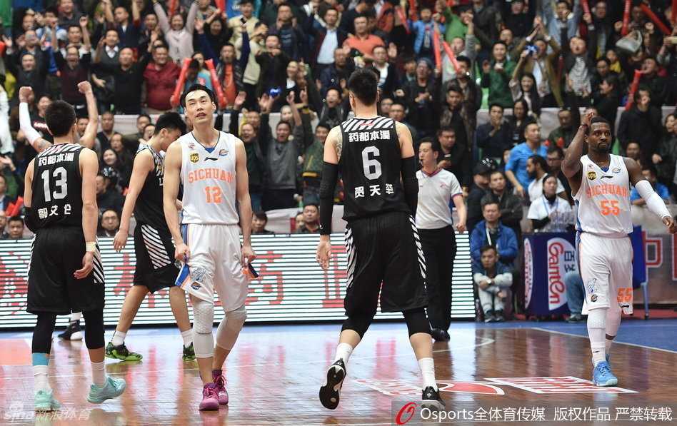 巅峰对决:川军破辽登顶,亚洲第一中锋的荣耀与辽宁众将的悲情 内线肌肉碰撞的缩影,韩德君背身全力顶防哈达迪,试图用力量阻挡对手的进攻,而哈达迪则沉稳地持球,寻找转身的机会。