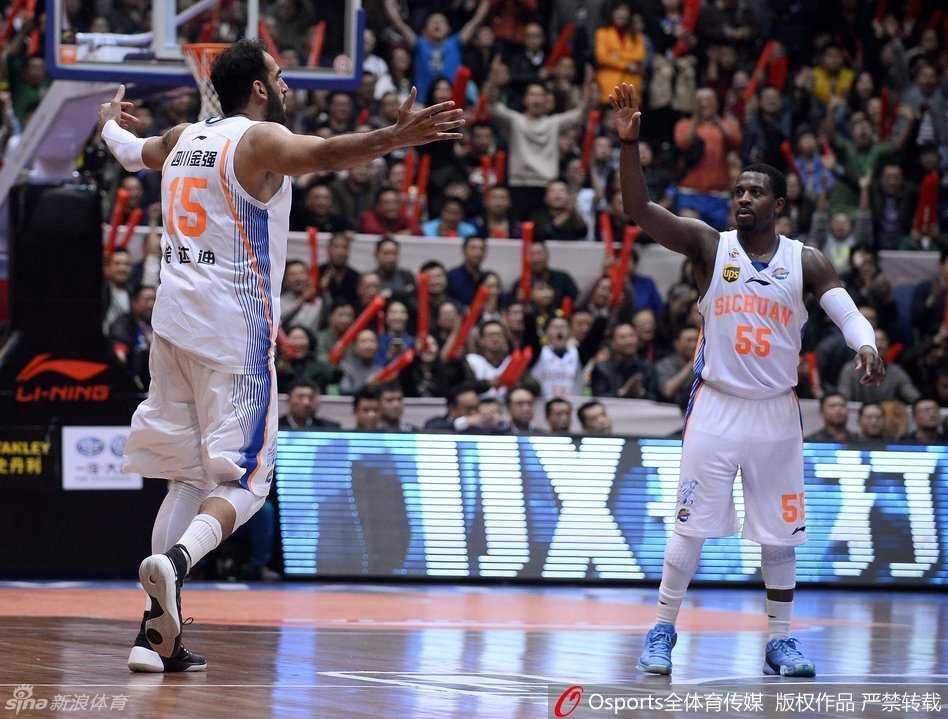 巅峰对决:川军破辽登顶,亚洲第一中锋的荣耀与辽宁众将的悲情 夺冠后的哈达迪成为媒体追逐的焦点,他被记者团团围住,手中的话筒如林,这位伊朗中锋的脸上带着些许疲惫,但更多的是胜利后的从容与骄傲。