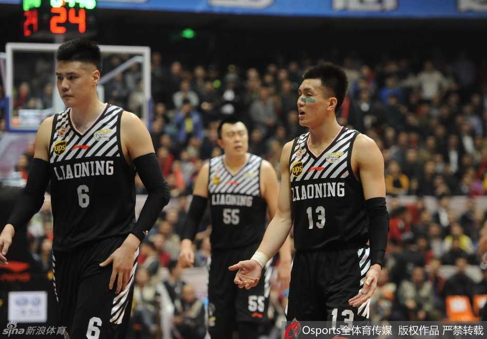 巅峰对决:川军破辽登顶,亚洲第一中锋的荣耀与辽宁众将的悲情 辽宁男篮的众将们低垂着头,默默走向球员通道,他们的身后是狂欢的四川队和漫天彩带,胜负两重天的画面在此刻定格。