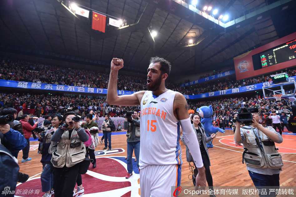 巅峰对决:川军破辽登顶,亚洲第一中锋的荣耀与辽宁众将的悲情 四川队球员贾诚高高跃起,与队友哈里斯用力击掌,脸上写满了兴奋与坚毅,这一击掌传递着全队必胜的信念。