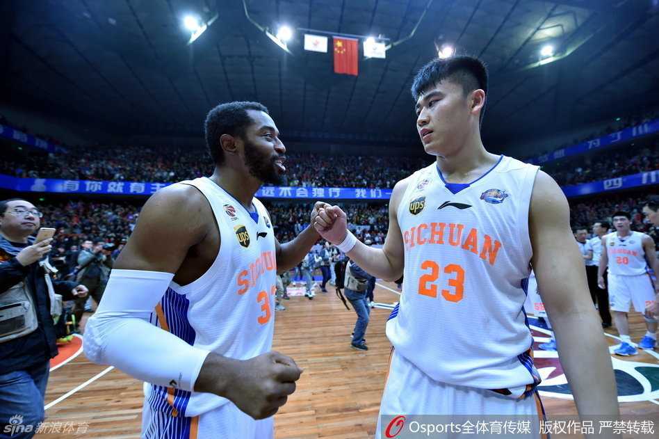 巅峰对决:川军破辽登顶,亚洲第一中锋的荣耀与辽宁众将的悲情 终场哨响,郭艾伦难掩心中失落,在队友纷纷退场时,他低着头,神情茫然,这一个背影写尽了竞技体育的残酷与无奈。