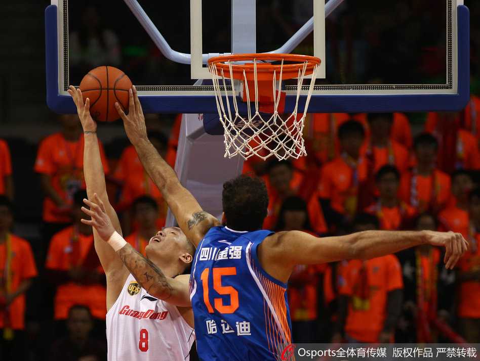 巅峰对决:易建联与哈达迪的恩怨情仇,那些年燃爆球场的经典瞬间 易建联在亚锦赛半决赛中面对哈达迪的防守,高高跃起上演势大力沉的单手暴扣,眼神中充满了杀气。
