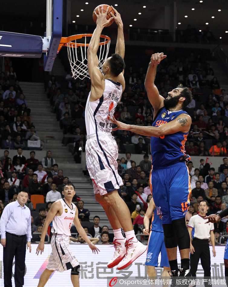 巅峰对决:易建联与哈达迪的恩怨情仇,那些年燃爆球场的经典瞬间 赛后,哈达迪露出搞怪夸张的表情,或是在向裁判抱怨,或是在与队友庆祝,他是球场上名副其实的表情帝。