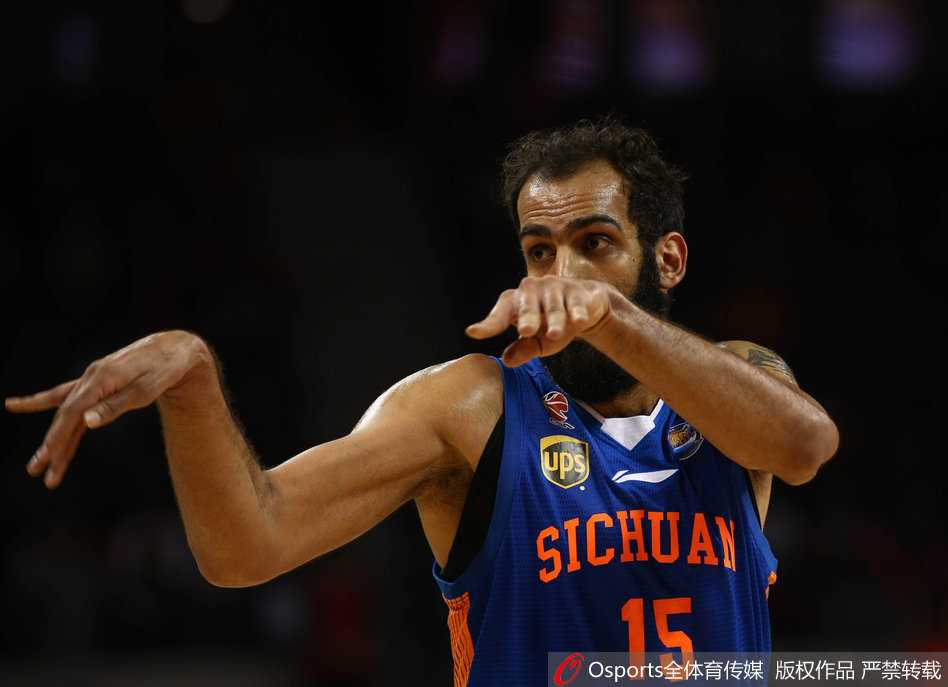 巅峰对决:易建联与哈达迪的恩怨情仇,那些年燃爆球场的经典瞬间 周鹏弯下腰,张开双臂,全神贯注地盯着对手,用他标志性的长臂和灵活的脚步在外线筑起一道防守大闸。