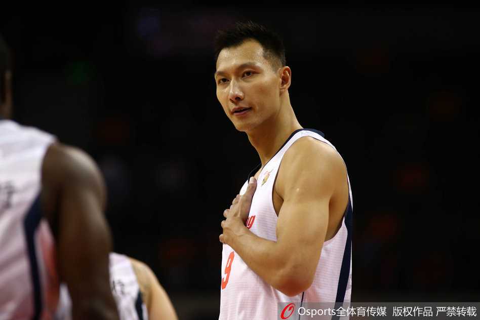 巅峰对决:易建联与哈达迪的恩怨情仇,那些年燃爆球场的经典瞬间 拜纳姆在人群中轻舒猿臂,巧妙地完成一次抢断,随后迅速发动反击,他的眼神灵动,充满了篮球智慧。