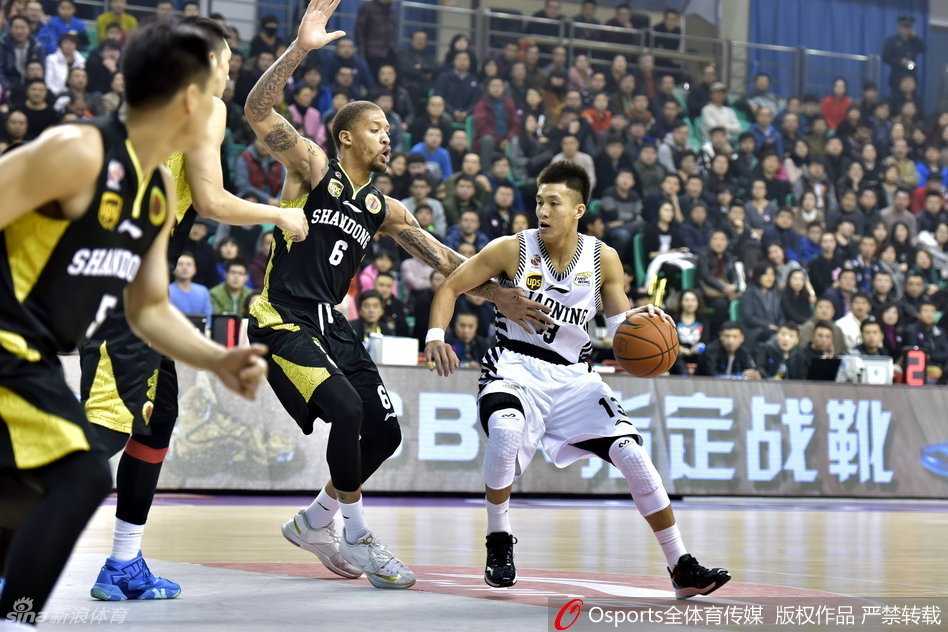 巅峰对决:比斯利狂潮遇辽篮铁骑,郭艾伦领航群星闪耀 贺天举三分出手后球在空中旋转,他保持着完美的投篮手型,眼神紧紧追随飞向篮筐的皮球。