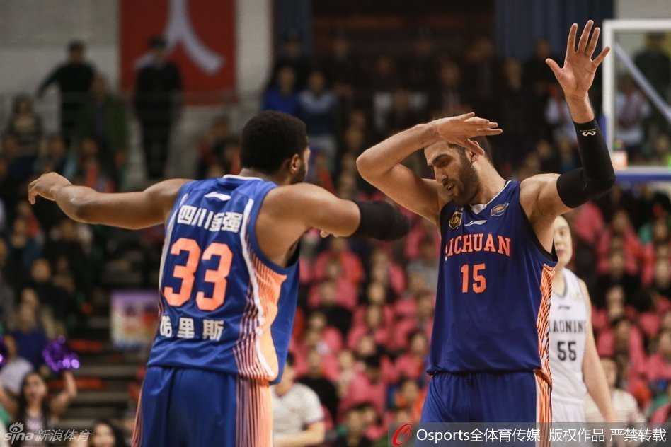 巅峰肉搏铸就新王登基:四川男篮血战加冕,辽宁飞豹失落背影写满悲情 郭士强站在场边神情低落,眼神中充满血丝与疲惫,他双手插腰,看着场内庆祝的对手,背影显得如此孤单与无助,所有压力在这一刻化作无声的叹息。