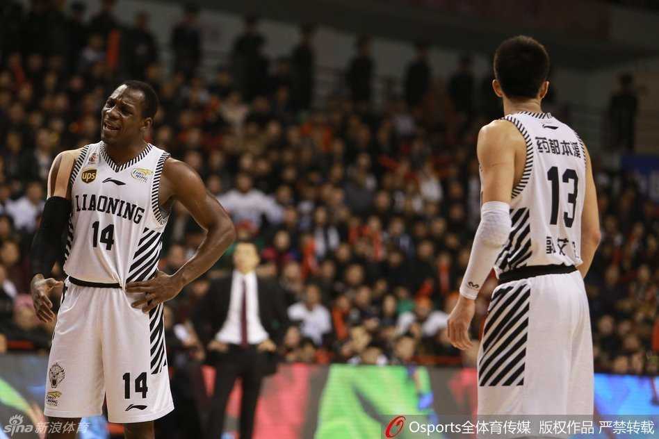 巅峰肉搏铸就新王登基:四川男篮血战加冕,辽宁飞豹失落背影写满悲情 哈德森在三人包夹中强行突破,他紧咬牙关,青筋暴起,用身体扛着防守人杀向禁区,眼神中透露出杀神般的决绝,誓要一个人扛着球队前行。