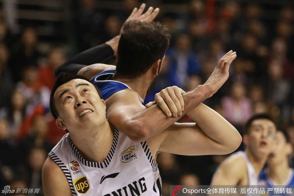 巅峰肉搏铸就新王登基:四川男篮血战加冕,辽宁飞豹失落背影写满悲情 韩德君在篮下与哈达迪肌肉碰撞,他强行转身扛开防守,利用庞大的身躯挤出空间,尽管动作变形依然将球抛向篮筐,造成对方犯规,展现了中国力量的内线霸主风采。