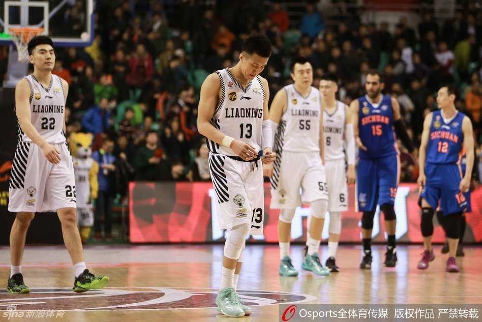 巅峰肉搏铸就新王登基:四川男篮血战加冕,辽宁飞豹失落背影写满悲情 郭艾伦神情落寞地坐在场边,汗水浸透了战袍,眼神空洞地望着远方,整张脸写满了不甘与无奈,这一刻,亚洲第一控卫的落寞身影令人心碎。