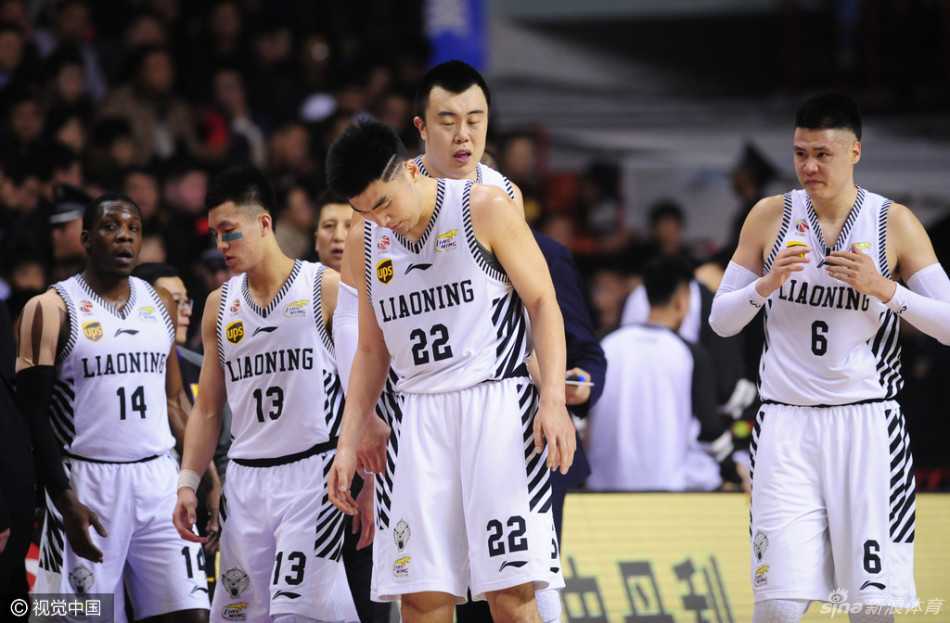 巅峰肉搏铸就新王登基:四川男篮血战加冕,辽宁飞豹失落背影写满悲情 哈达迪完成一记势大力沉的霹雳暴扣后,双手紧抓篮筐怒吼,整个篮架都在颤抖,四川替补席瞬间沸腾,球员们挥舞着毛巾,庆祝这记提振士气的反击重扣。