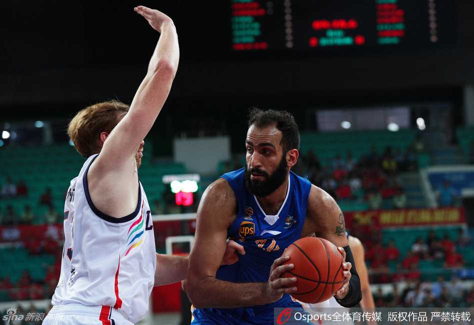 川军主场大胜广州,鹰王约什展翅哈达迪内线称王 老将刘炜冷静持球,运筹帷幄,用经验引领球队的每一次进攻