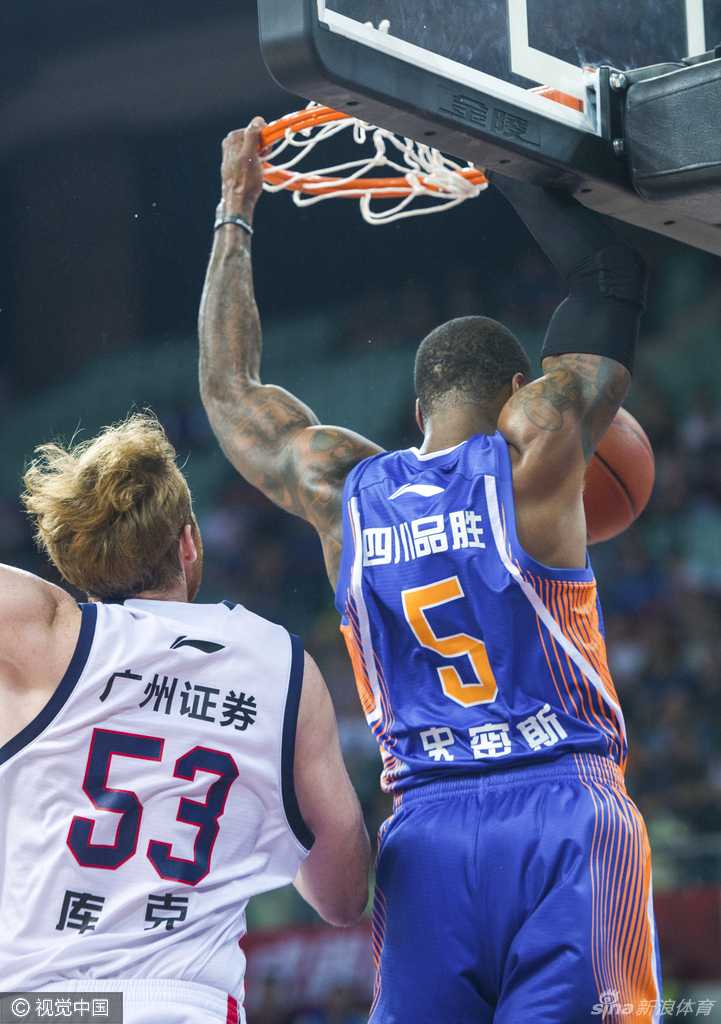 川军主场大胜广州,鹰王约什展翅哈达迪内线称王 约什·史密斯霸气侧漏,高高跃起准备完成一记雷霆万钧的双手暴扣