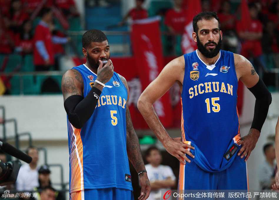 川军主场大胜广州,鹰王约什展翅哈达迪内线称王 四川队两位强力外援约什与哈达迪联袂登场,组成令对手胆寒的内外线屏障