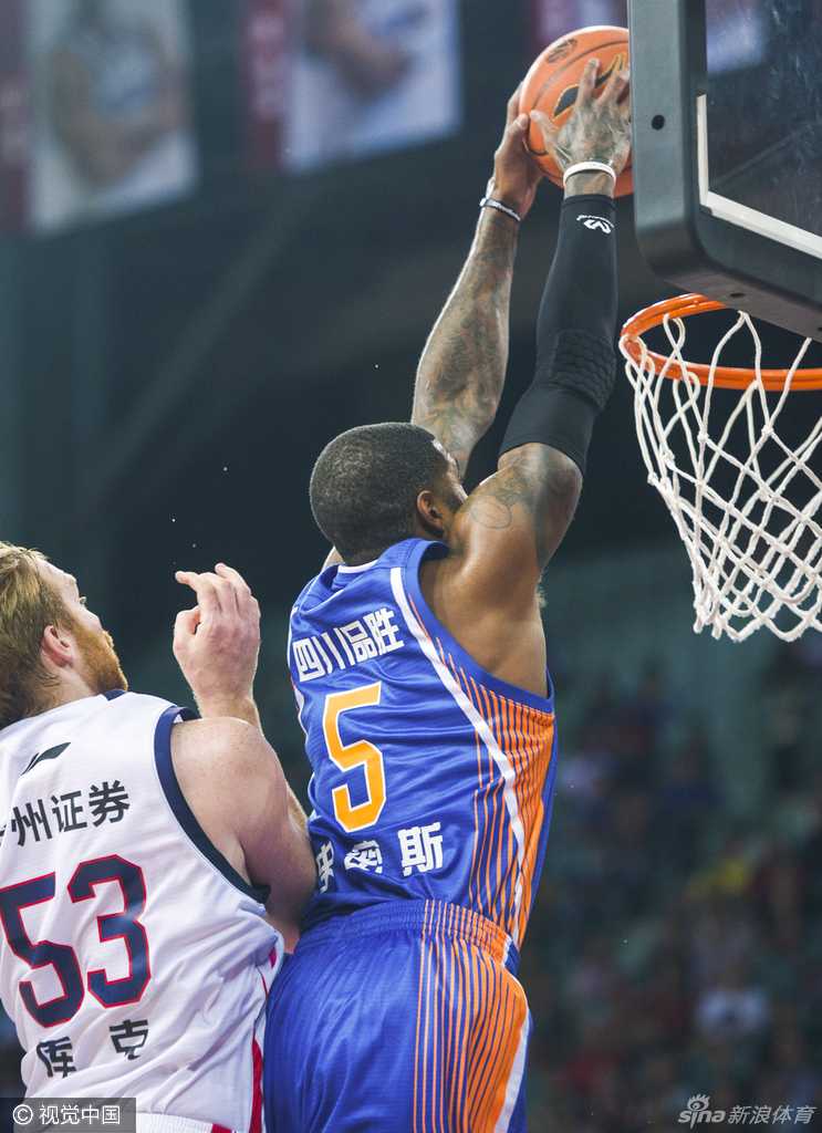 川军主场大胜广州,鹰王约什展翅哈达迪内线称王 伊朗巨塔哈达迪在对手内线强硬卡位,双手接球准备完成强力扣杀