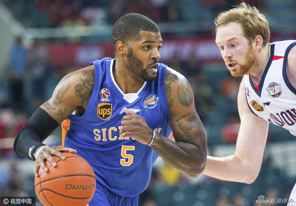 川军主场大胜广州,鹰王约什展翅哈达迪内线称王 约什·史密斯如猎鹰般迅疾启动,加速过掉防守球员,展现惊人爆发力