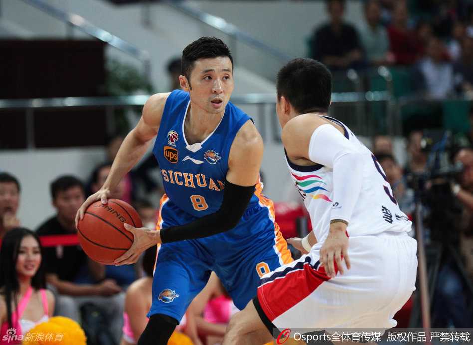 川军主场大胜广州,鹰王约什展翅哈达迪内线称王 刘炜娴熟地运球推进,目光如炬寻找着队友的跑位,老将风范尽显无疑