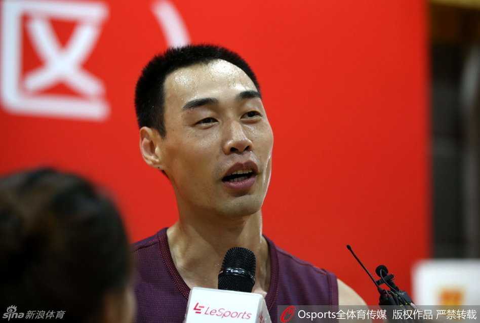 川军体测展雄风 老将新秀齐亮剑 折返跑测试进行中,多名球员在底线同时启动,他们压低重心,肌肉紧绷,为了达到及格线而爆发出全部能量,场面充满了速度与激情。