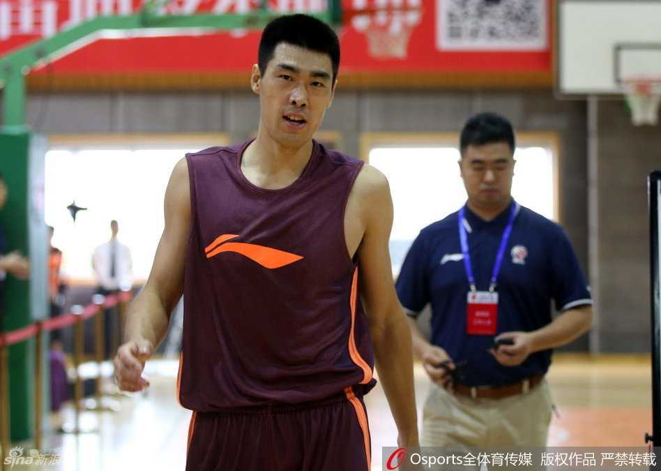 川军体测展雄风 老将新秀齐亮剑 完成测试的孟达在场边接受媒体采访,湿透的头发贴在额头上,他对着镜头比划着,分享着自己通过测试的喜悦和夏训的艰苦。