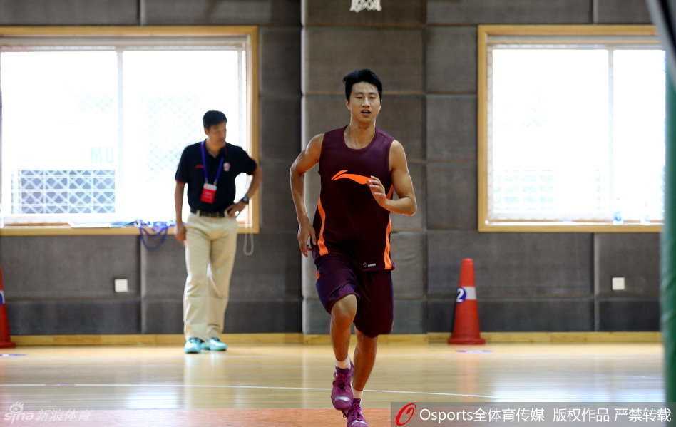 川军体测展雄风 老将新秀齐亮剑 球场边上,完成测试的队员们有的在放松肌肉,有的在交流心得,身后的广告牌上写着体测相关的标语,整个球馆充满了紧张后的轻松氛围。