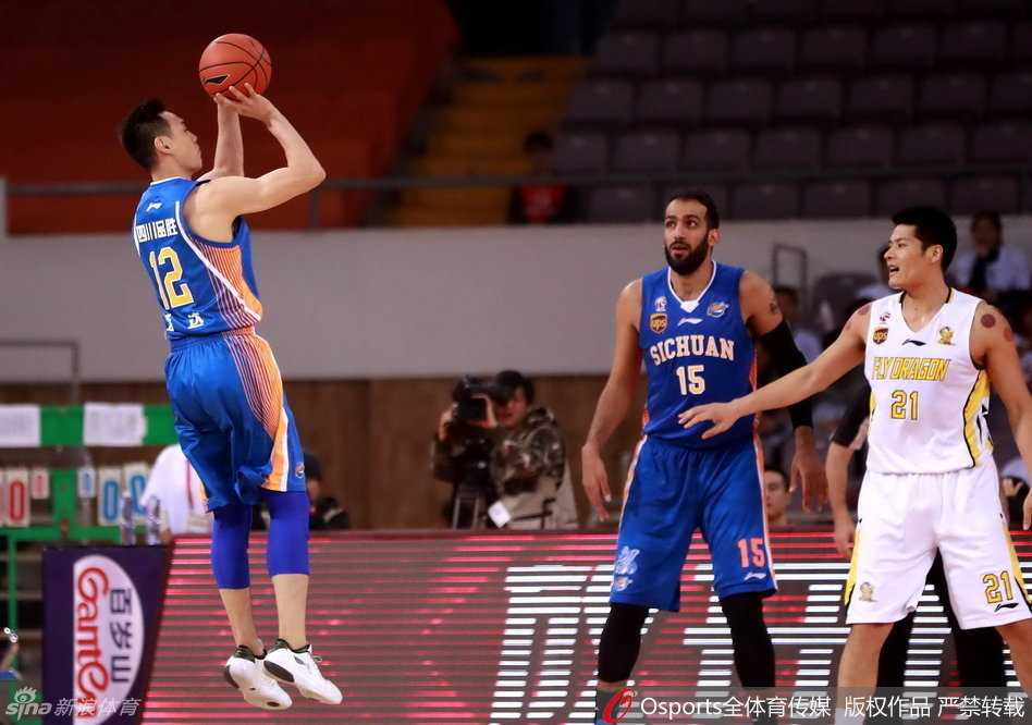 老将孟达在三分线外觅得良机，他轻盈地起跳，手腕柔和一抖，篮球划过一道完美的弧线，精准地穿心入网，展现了射手本色。