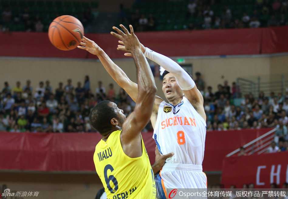 川军激战柏林欧绿保 刘炜首秀闪耀成都 刘炜眼神锐利如鹰,身披四川战袍寸步不离贴身紧逼,欧洲后卫在他的窒息防守下艰难护球