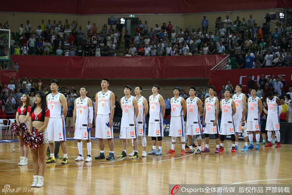 川军激战柏林欧绿保 刘炜首秀闪耀成都 四川男篮全队严阵以待,熟悉的出场阵容在灯光下定格,即将迎接欧洲劲旅的严峻考验