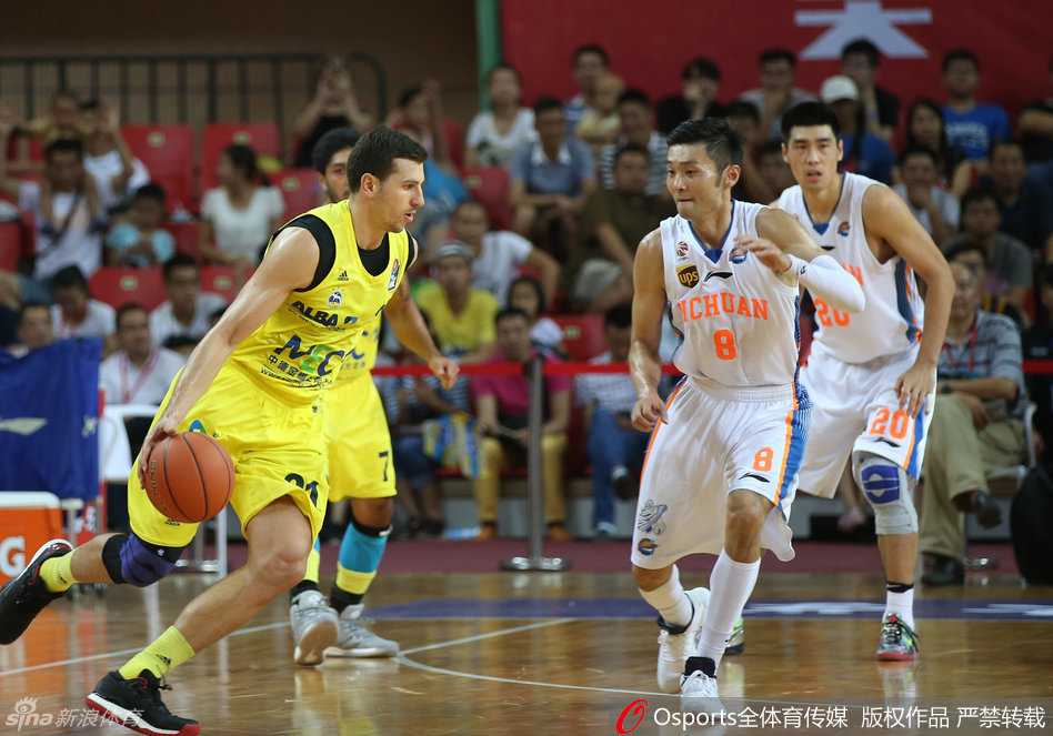 川军激战柏林欧绿保 刘炜首秀闪耀成都 刘大放眼观四路送出击地妙传,篮球穿透柏林队的防线瞬间,展现了出色的组织视野