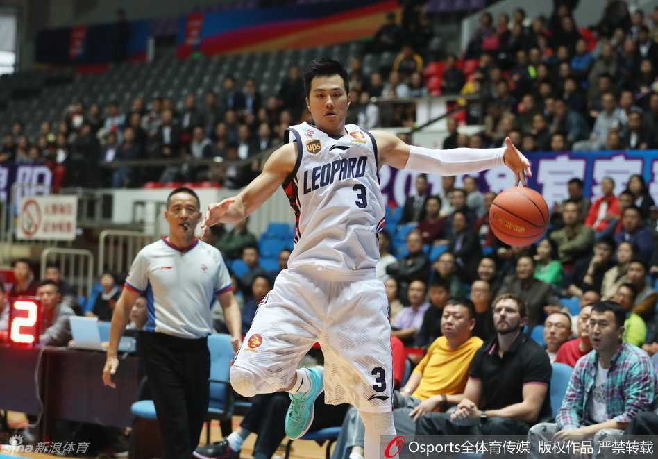 川军激战绵阳,刘炜掌舵难阻加时惜败 刘炜沉着控球,目光如炬地观察队友跑位,试图撕开对手防线