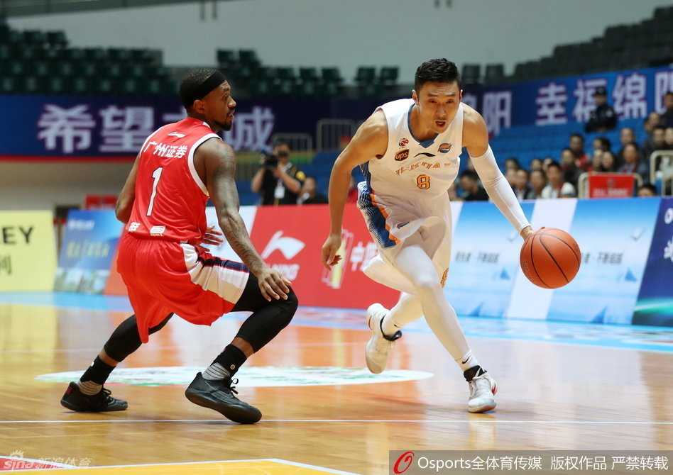 川军激战绵阳,刘炜掌舵难阻加时惜败 哈里斯与巴蒂斯塔篮下激烈卡位,两人肌肉紧绷,眼神中透露出对篮板球的极度渴望