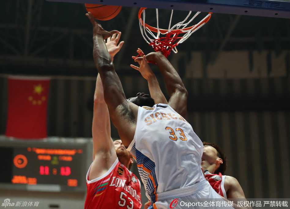 川军激战绵阳,刘炜掌舵难阻加时惜败 孟铎快速持球推进,杨敬敏侧身回防紧追不舍,两人在攻防转换中速度与姿态的比拼