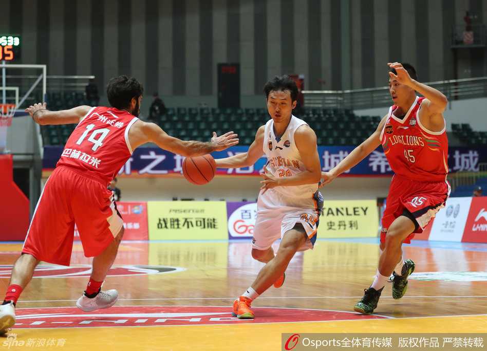 川军激战绵阳,刘炜掌舵难阻加时惜败 王汝恒突破重围跃起上篮,面对广州队三人合围,在空中奋力保持身体平衡